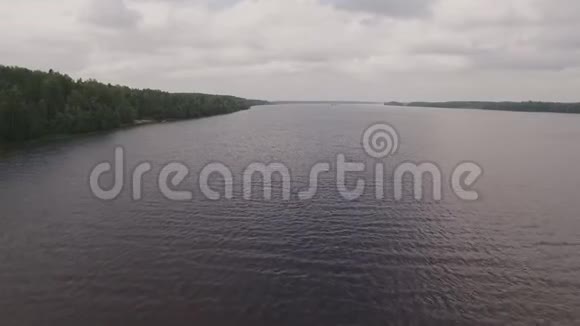 飞过一条非常美丽的河流视频的预览图