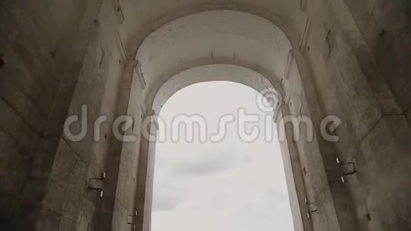 石拱下用稳定剂喷视频的预览图