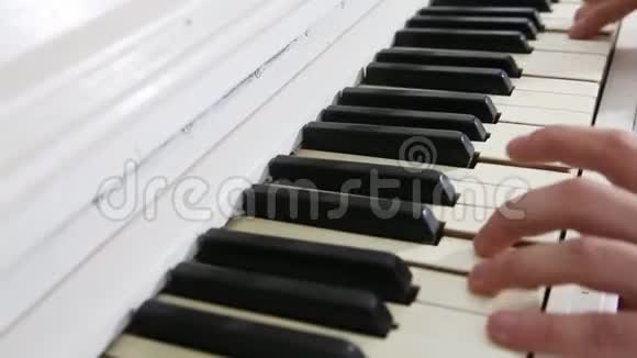 弹钢琴的人钢琴演奏者的侧视把琴键合上男人的手和手指视频的预览图
