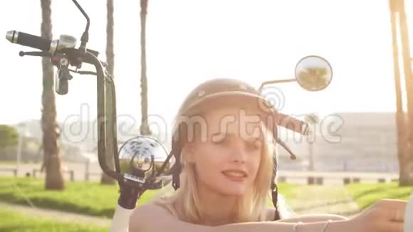 阳光明媚的一天城里骑自行车的女人视频的预览图
