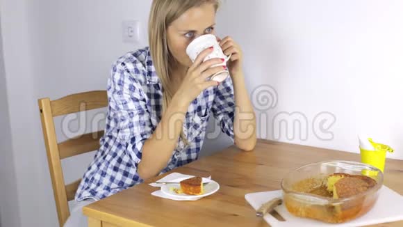 女人吃早餐看电视视频的预览图