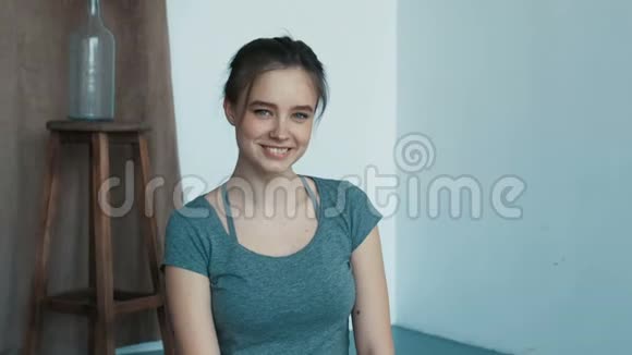 小画室里迷人的年轻女子造型ar相机微笑感觉快乐时尚人士女孩慢镜头视频的预览图