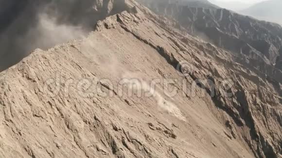 从东爪哇的Bromo山火山口落下的小火山灰的影像拍摄视频的预览图