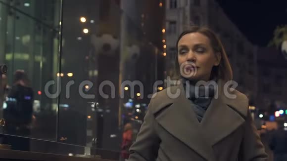 现代迷人的女士走在城市街道上独自享受傍晚的长廊视频的预览图