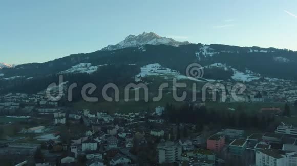 克里恩斯城和皮拉特斯山在冬天瑞士鸟瞰图视频的预览图