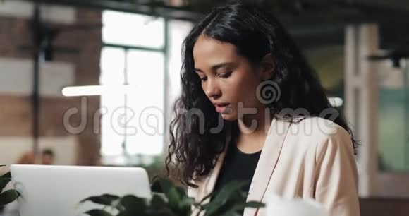 有经验的商业女性从事笔记本电脑的研究为台式机的创业计划做准备视频的预览图