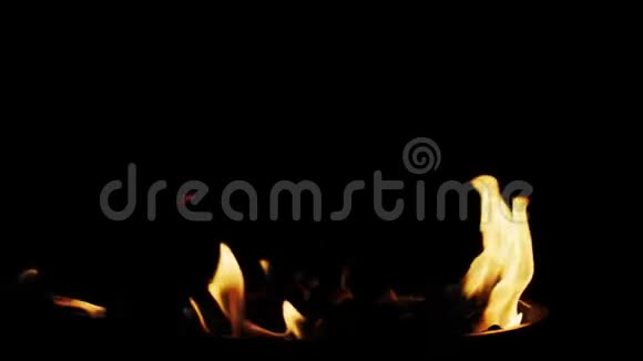 晚上在烤架里烧木炭红色摄影机拍摄的慢镜头视频的预览图