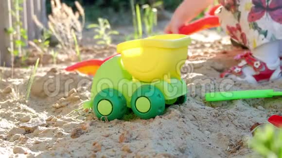 玩具车在沙滩上进行幼儿游戏视频的预览图