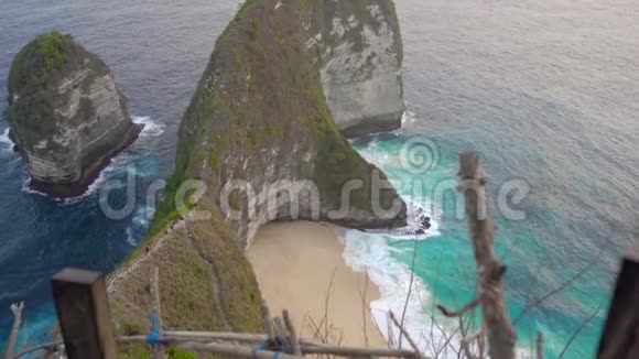 在所谓的暴龙岩在克林金海滩努沙佩尼达印度尼西亚著名的旅游景点视频的预览图