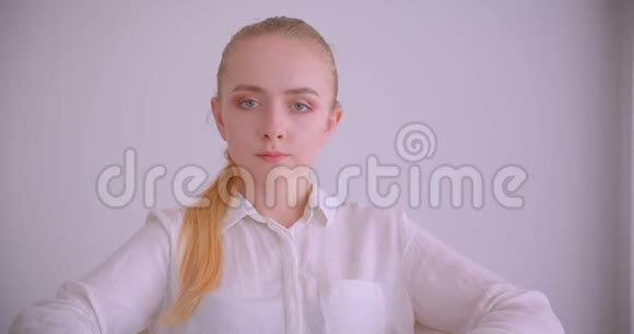 一位年轻漂亮的白种人金发女商人的特写镜头她兴高采烈地看着坐在镜头里的镜头视频的预览图