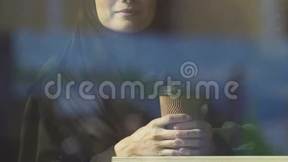 少女戴头巾喝咖啡享受成功生活女性幸福视频的预览图