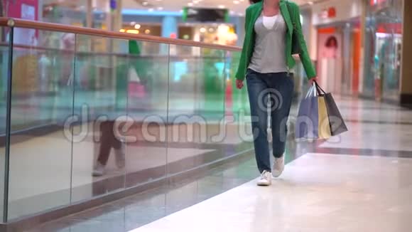 带着购物袋在商场里散步的女人概念时尚销售购物幸福双腿合拢最后报告视频的预览图
