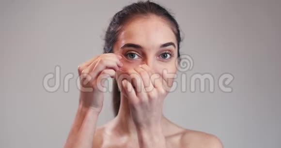 女人把胶原蛋白垫放在眼睛下面视频的预览图