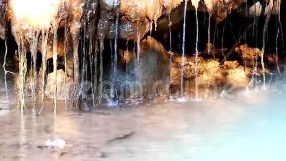 从岩石中流下来的水视频的预览图