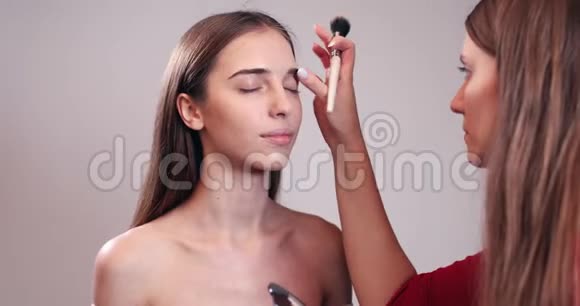 青年女性化妆师化妆视频的预览图