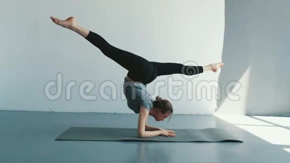健康的瑜伽女人准备倒立姿势健身生活方式锻炼工作室伸展美丽的身体视频的预览图