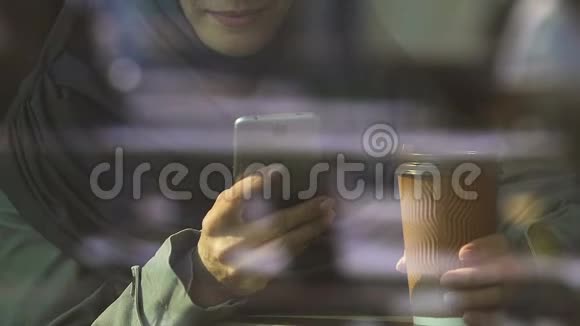 穆斯林妇女打电话在社交网络聊天约会网站视频的预览图
