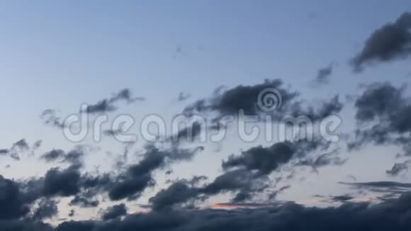 暴风骤雨的蓝色小时云时间流逝视频的预览图