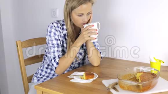 女孩很紧张拒绝吃早餐视频的预览图