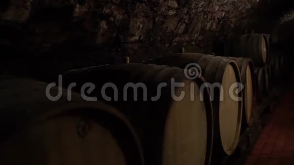 酒储存在一个旧酒窖的木桶里视频的预览图