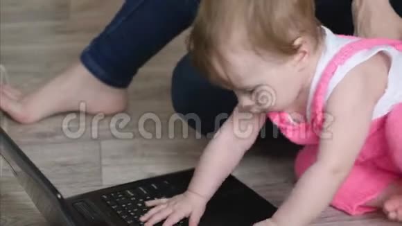 小孩子玩手提电脑孩子和电脑特写视频的预览图