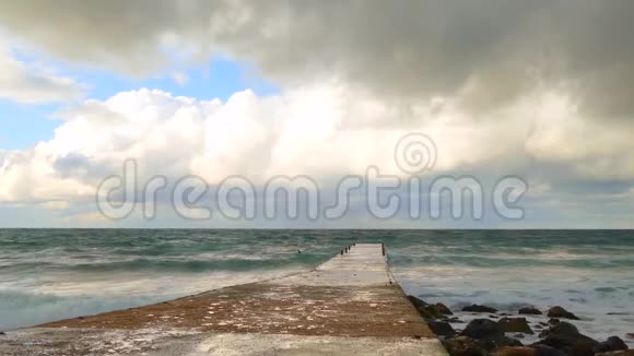 海浪在冲击着海港视频的预览图