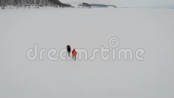 两人在雪中漫步的空中前景视频的预览图