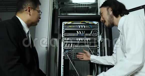 亚洲互联网技术人员检查调制解调器机柜视频的预览图