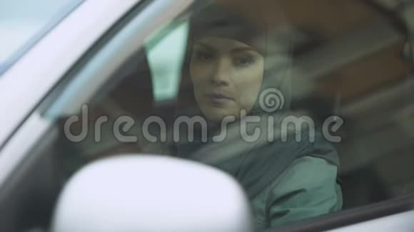 年轻的穆斯林女士准备开车商务小姐要开会执照视频的预览图