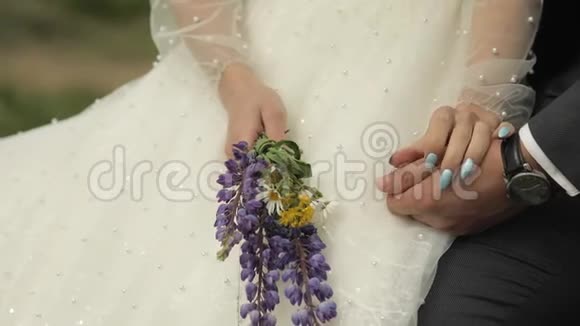 新郎新娘手里拿着一束鲜花新婚夫妇幸福家庭视频的预览图