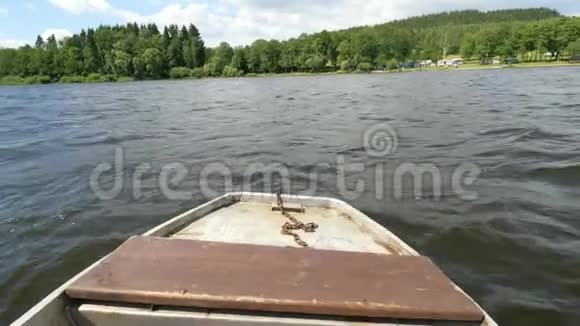 风中大湖上渔船前移部分视频的预览图