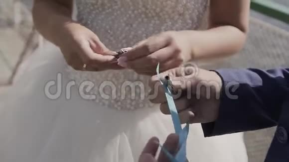新婚夫妇城堡的铁钥匙视频的预览图