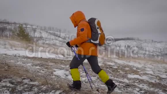 在白雪覆盖的平原上独自徒步旅行视频的预览图
