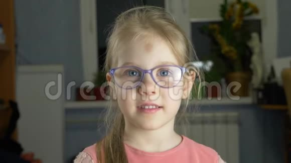 带眼镜的金发小蓝眼小孩视频的预览图