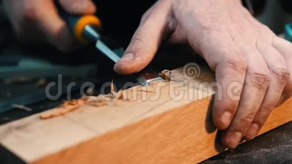 木工行业一名木工用凿子凿出木器上的凹槽视频的预览图