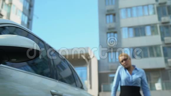 助理把车钥匙给忙碌的女人女士上车赶紧去开会视频的预览图
