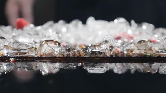 冰冻的浆果碎在桌子玻璃上覆盆子冷冻在液氮中破碎成块弗罗森草莓视频的预览图