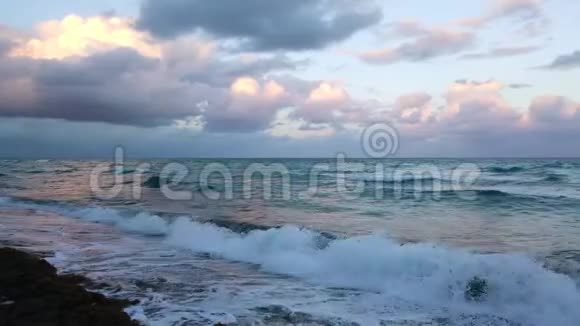 日落时迈阿密海滩海浪视频的预览图