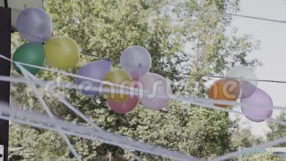彩球系在绳节假日视频的预览图