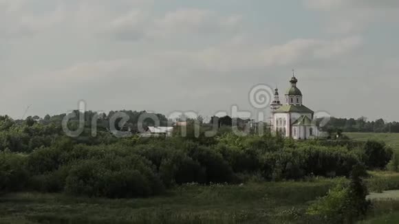 山上通常的乡村教堂的景色视频的预览图