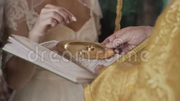 神父主持婚礼送上结婚戒指视频的预览图