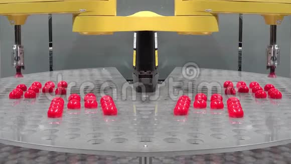 快速自动机器人手臂分类红球视频的预览图