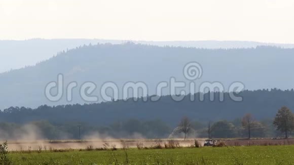带山地的拖拉机捷克风景视频的预览图