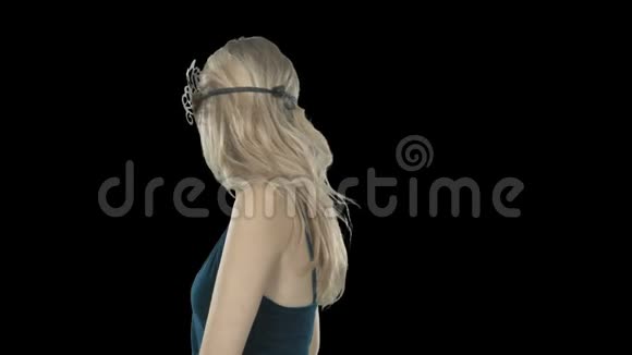 一个戴着威尼斯金色面具和晚礼服的金发女人转了半圈转过头严肃地看着视频的预览图