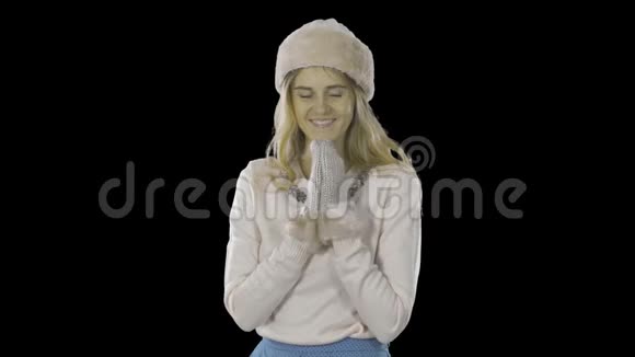 金发女人优雅地戴着帽子和手套折叠的多洛尼被触摸并引导她的眼睛周围微笑视频的预览图