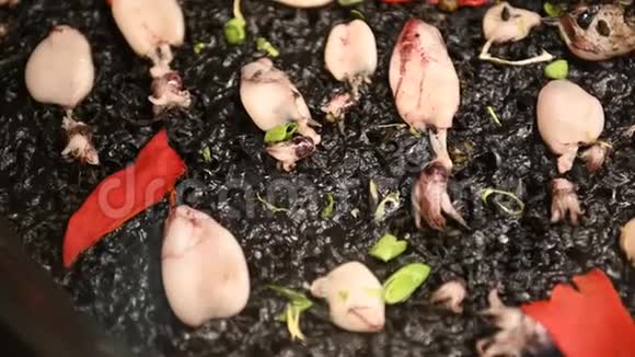西班牙食物黑色海鲜饭MADRID圣米格尔海鲜市场视频的预览图