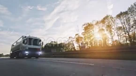 载有燃油柴油货车拖车的货车在高速公路上行驶视频的预览图