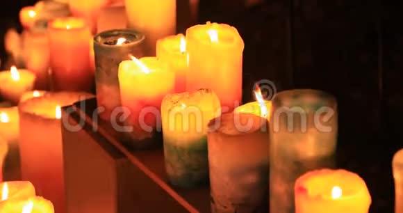 晚上用中镜头点燃浪漫的蜡烛视频的预览图