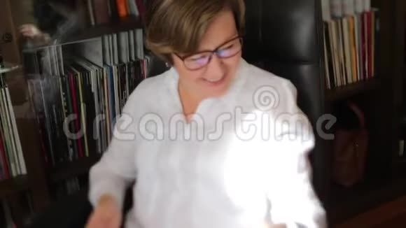 穿白衬衫的女人喝咖啡喝酒微笑视频的预览图