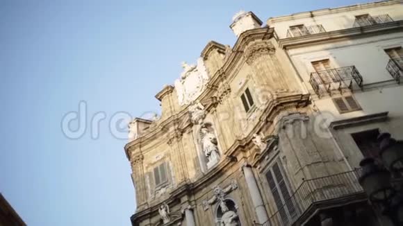 在天空背景上用旧建筑和雕像建造行动古色古香的欧洲风格古城建筑视频的预览图